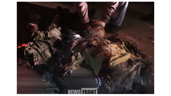 Появилось видео, как тело Моторолы выносят из разрушенного подъезда. Видео