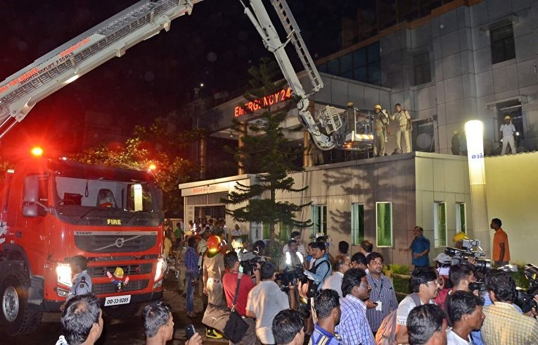 Эвакуация пострадавших в сильном пожаре в индийской больнице
