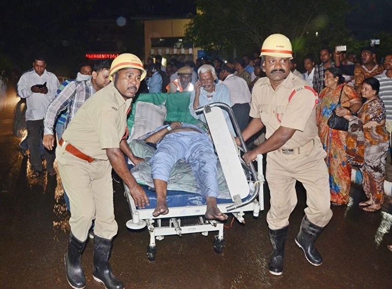 Эвакуация пострадавших в сильном пожаре в индийской больнице
