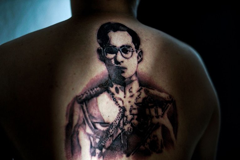 В Паттайе делают бесплатные тату в память о скончавшемся короле Таиланда