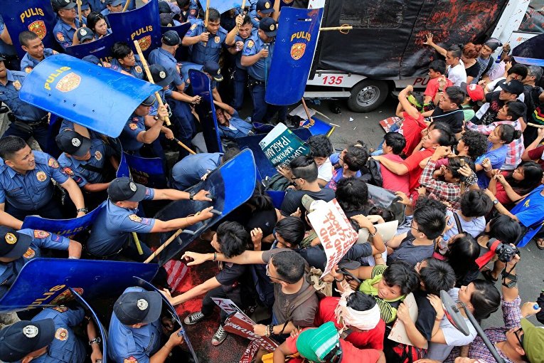Столкновения перед посольством США в Маниле