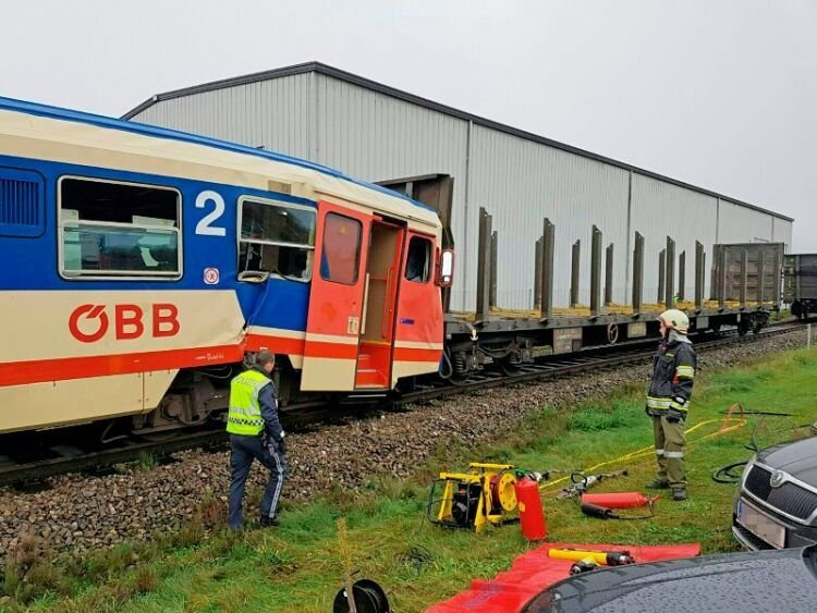 В Австрии пригородный поезд столкнулся с товарняком, есть пострадавшие