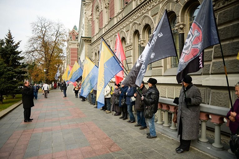 Митинг под стенами НБУ, организованный ОО Защита украинского народа и ОО Ассоциация защиты прав вкладчиков