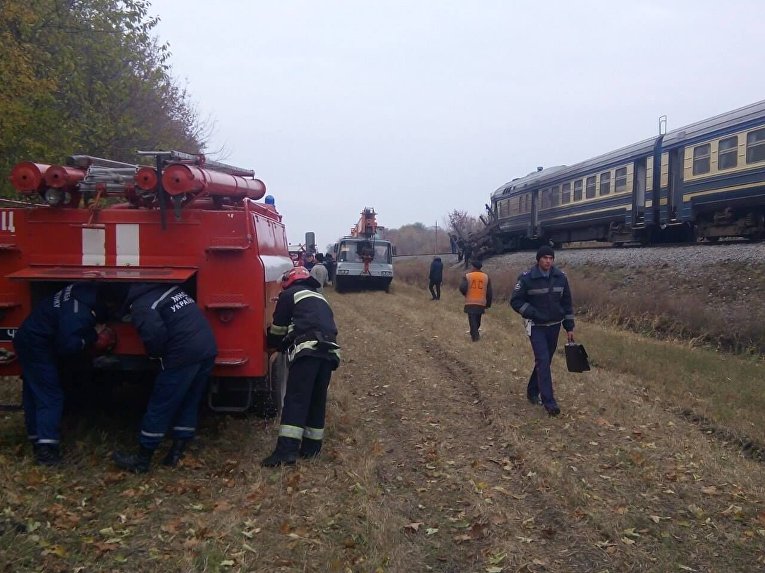 В Винницкой области пассажирский поезд столкнулся с лесовозом