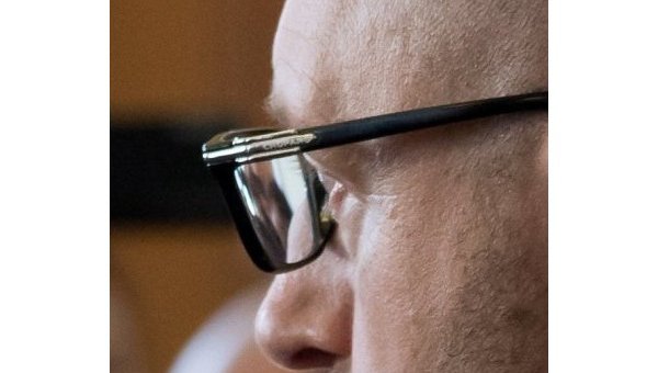 Арсений Яценюк пришел в Раду в брендовых очках Chopard