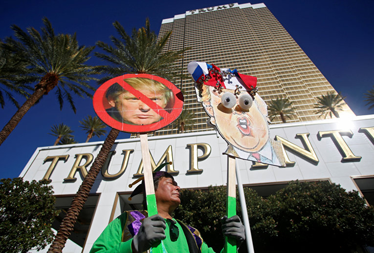 Мужчина протестует против кандидата в президенты США от Республиканской партии Дональда Трампа в Лас-Вегасе.