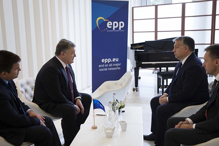 В рамках рабочего визита в Маастрихт президент Украины Петр Порошенко провел встречу с премьер-министром Венгрии Виктором Орбаном.