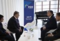 В рамках рабочего визита в Маастрихт президент Украины Петр Порошенко провел встречу с премьер-министром Венгрии Виктором Орбаном.