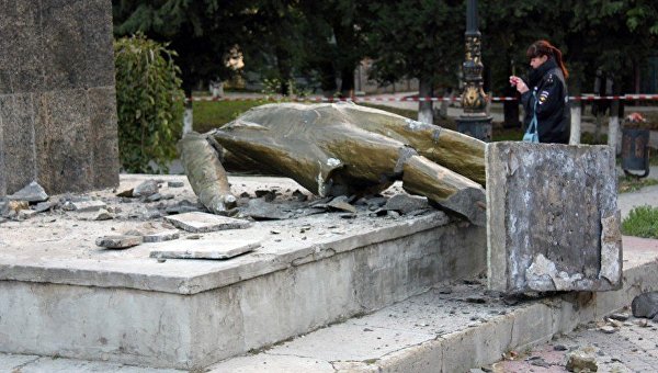 Неизвестные разрушили памятник Владимиру Ленину в Судаке