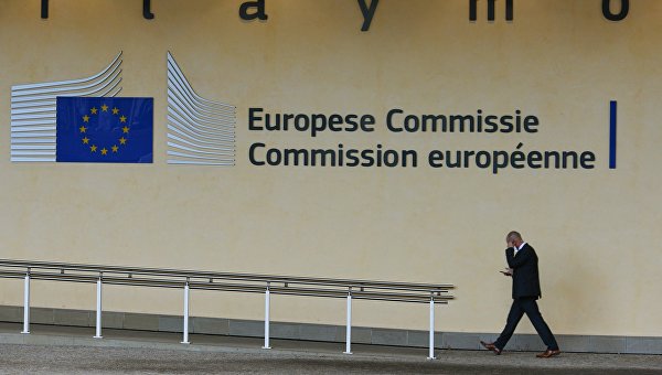 Логотип Евросоюза на здании штаб-квартиры Европейской комиссии в Брюсселе