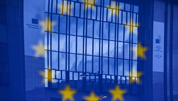 Отражение флага Евросоюза на фоне здания в Брюсселе. Архивное фото