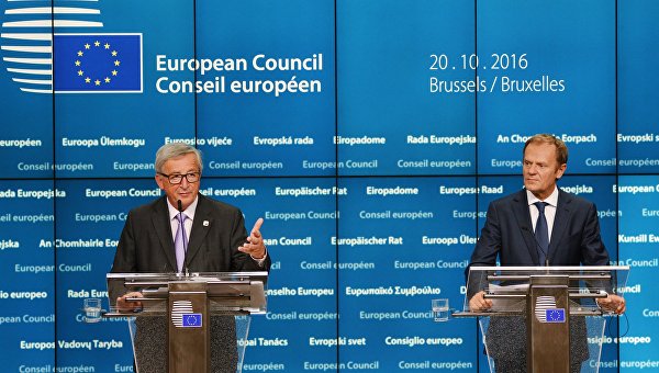 Председатель Европейской комиссии Жан-Клод Юнкер (слева) и председатель Европейского совета Дональд Туск на саммите Европейского Союза в Брюсселе
