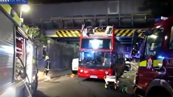 В Лондоне в двухэтажном автобусе снесло крышу после столкновения с мостом