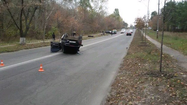 Из-за белки в Киеве столкнулись два автомобиля, один из которых перевернулся