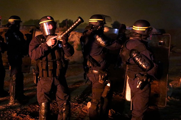 Французская полиция близ лагеря для беженцев в Кале