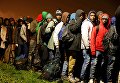 Мигранты в центре для беженцев в Кале