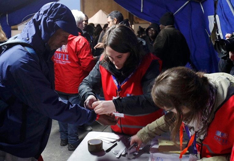 Центр для беженцев в Кале и мигранты перед эвакуацией