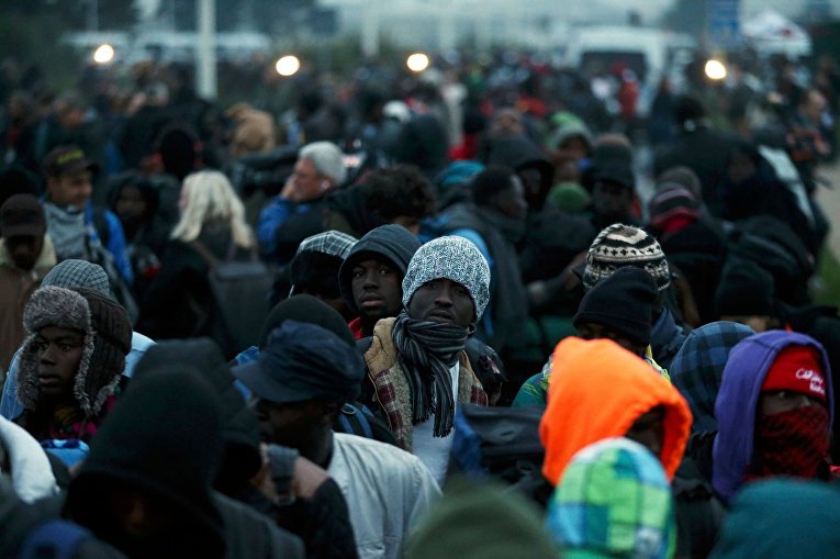 Эвакуация мигрантов из центра для беженцев в Кале