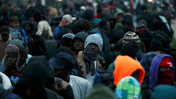 Эвакуация мигрантов из центра для беженцев в Кале