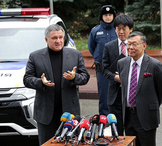 Министр внутренних дел Украины Арсен Аваков вместе с чрезвычайным и полномочным послом Японии в Украине Суми Шигеки
