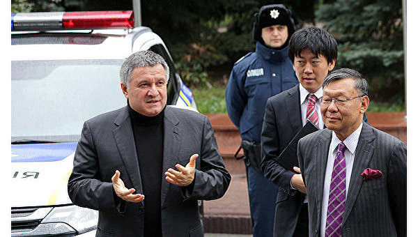 Министр внутренних дел Украины Арсен Аваков вместе с чрезвычайным и полномочным послом Японии в Украине Суми Шигеки