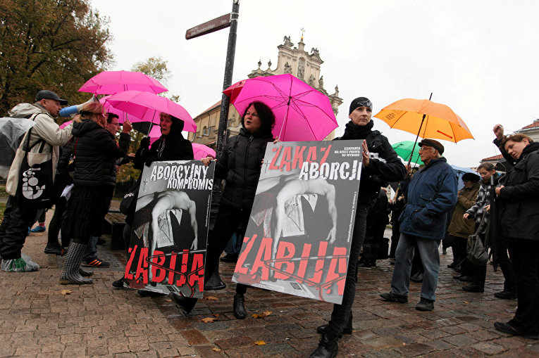 В Варшаве продолжается вторая общепольская забастовка женщин против запрета абортов. Женщины протестуют против попыток властей законодательно ужесточить ограничения на проведение абортов.