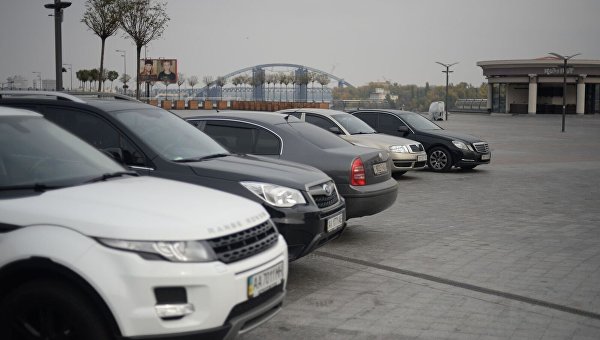 Автомобили на набережной Днепра в Киеве