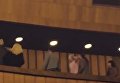 Женщина в театре оперы и балета в Днепре бьет молотком по голове бывшего АТОшника
