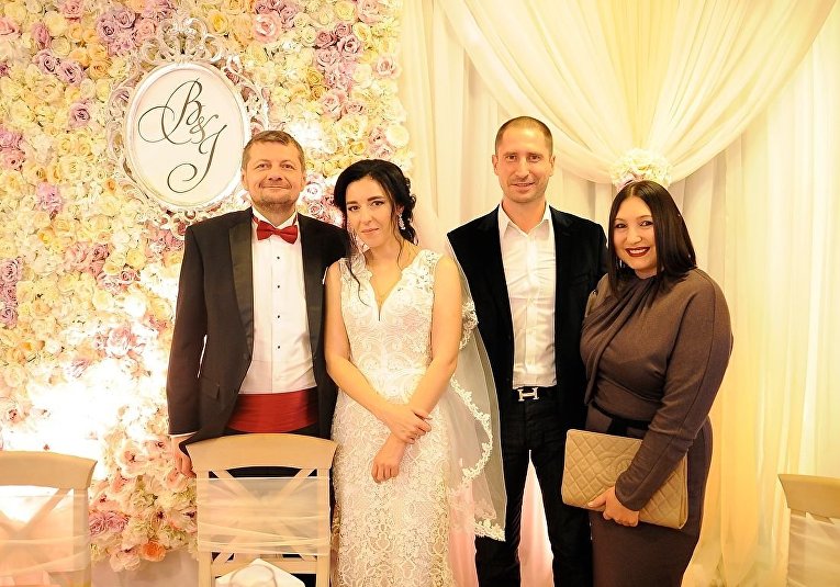 Игорь Мосийчук с супругой и Денис Силантьев с женой