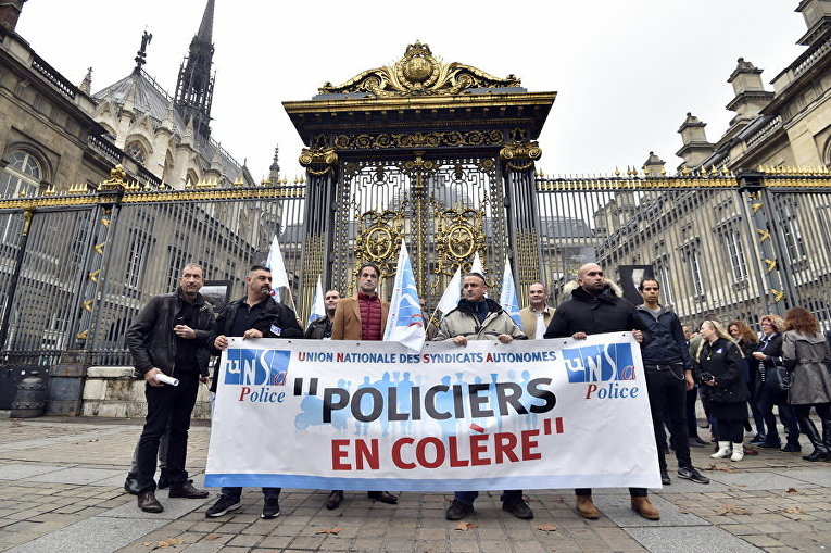 Акция протеста против нападений на полицию, Париж, Франция