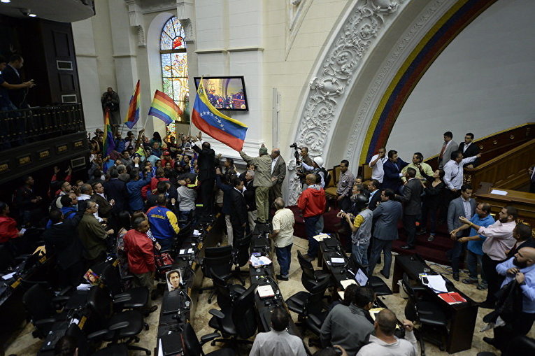 Сторонники президента Венесуэлы Николаса Мадуро на Национальном Собрании в Каракасе, Венесуэла