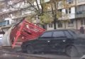 В Киеве автомобиль снес остановку общественного транспорта