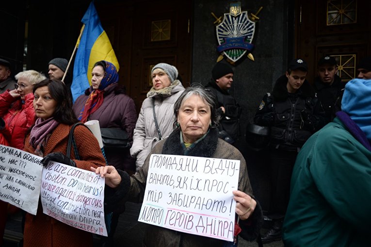 Митинг у стен Генеральной прокуратуры против строительства ТРЦ над станцией метро Героев Днепра в Киеве