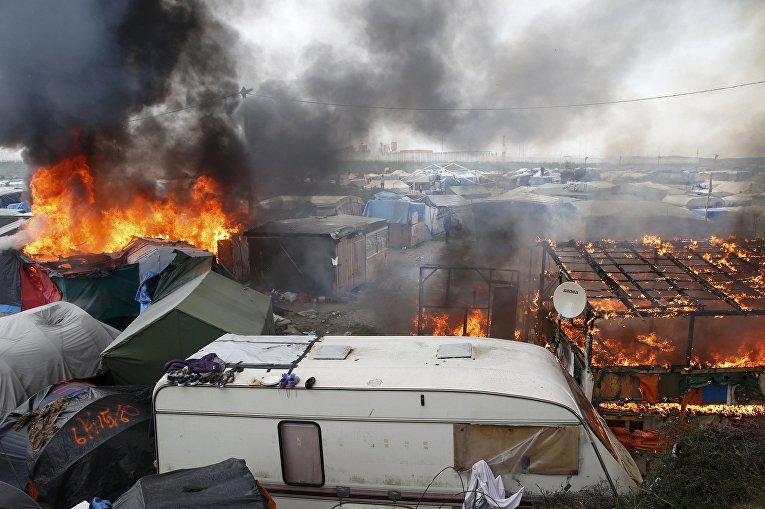 Более 4 тысяч мигрантов покинули стихийный лагерь беженцев в городе Кале на севере Франции после второго дня эвакуации