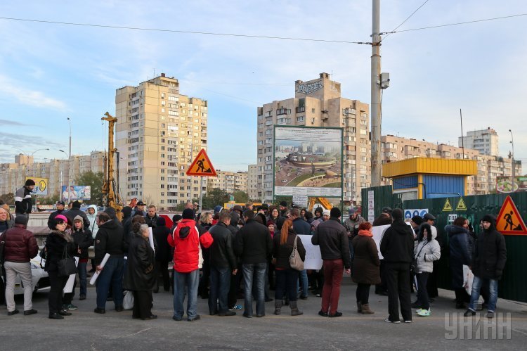 Активисты протестуют против строительства торгово-развлекательного центра возле станции метро Героев Днепра в Киеве.