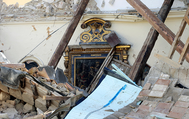 Старинная церковь в итальянском городе Кампо разрушилась в ночь на 27 октября из-за землетрясения.