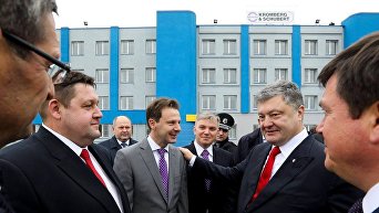 Президент Украины Петр Порошенко в Житомире посетил предприятие с иностранными инвестициями Кромберг энд Шуберт Украина, которое производит электротехническое и оптическое оборудование.