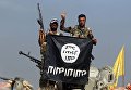 Шиитские бойцы в Ираке с захваченным флагом Исламского государства