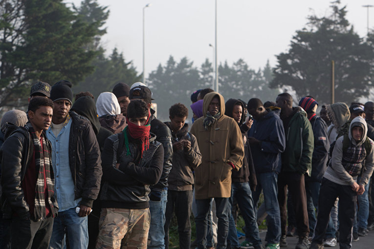 Расселение стихийного лагеря беженцев в Кале во Франции