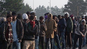 Расселение стихийного лагеря беженцев в Кале во Франции