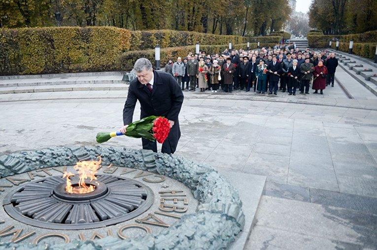 Порошенко возложил цветы к монументу Вечной Славы