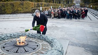 Порошенко возложил цветы к монументу Вечной Славы