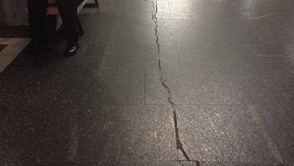 На одной из киевских станций метро появились большие трещины