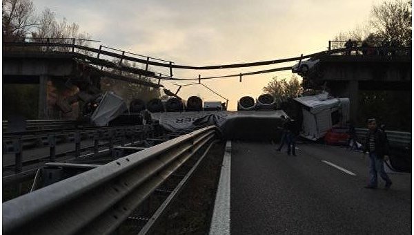 Как минимум один человек погиб и 10 пострадали при обрушении моста в Италии