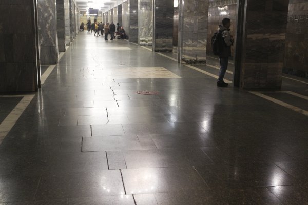 Большие трещины на станции метро Тараса Шевченко в Киеве