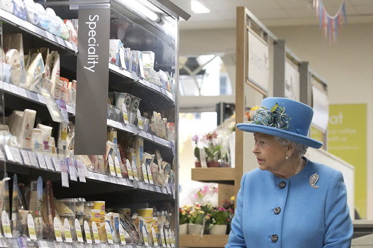 Королева Великобритании Елизавета посетила супермаркет
