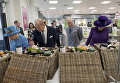 Королева Великобритании Елизавета посетила супермаркет