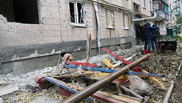 Последствия обстрела жилого дома в Донецкой области. Архивное фото