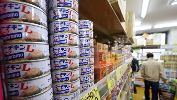 Консервы с тунцом на прилавках магазина в Японии
