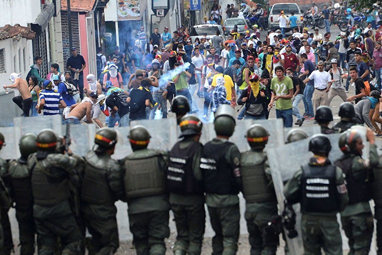 Массовые протесты в Венесуэле против президента, есть погибшие